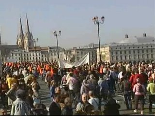 Download Video: Miles de personas salen a la calle en Francia