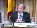 Rubalcaba afirma que la policía que detiene delincuentes es la misma que la que detiene a miembros del PP