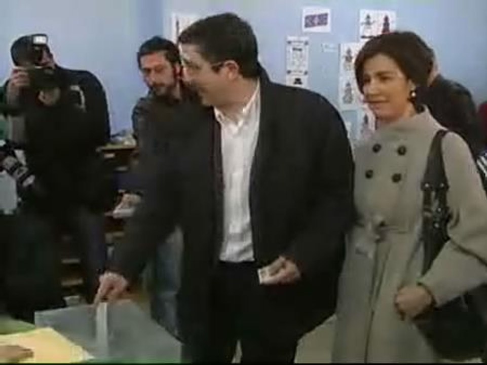 Patxi López vota entre gritos de los proetarras