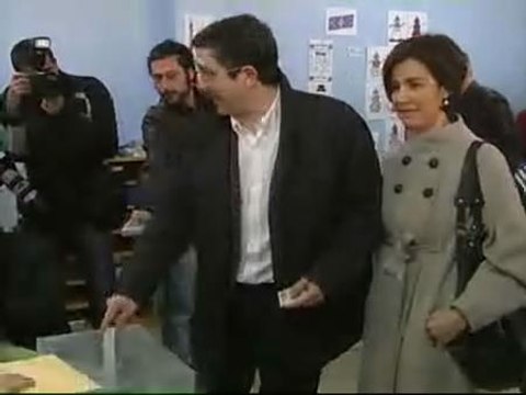 Patxi López vota entre gritos de los proetarras