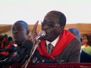Mugabe celebra su 85 cumpleaños en un Zimbabwe muerto de hambre