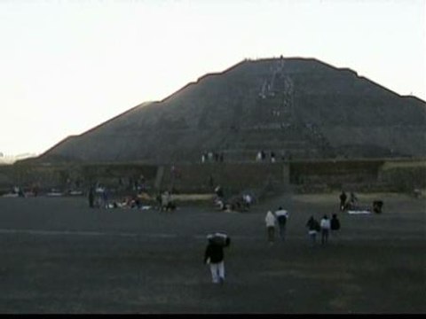 Unas 20.000 personas se subieron a la Pirámide del Sol en México por el equinoccio