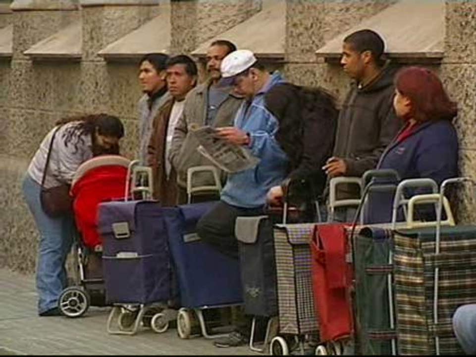 Largas colas para conseguir comida en un monasterio de Barcelona