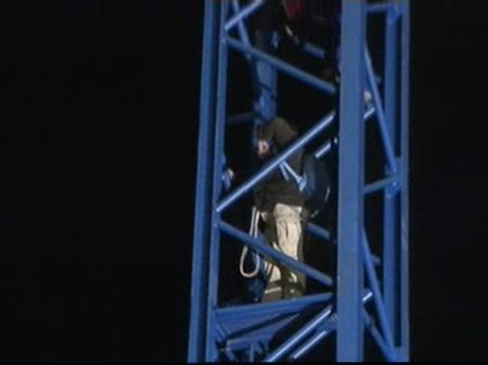 Empresarios de Granada pasan la noche encaramados a una grúa