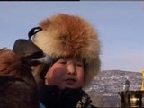 Un niño gana el concurso de aves rapaces en Kazajistán