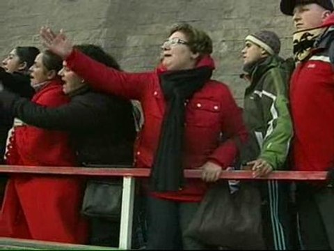Gritos, empujones y desmayos en San Mamés para conseguir las primeras entradas de Copa