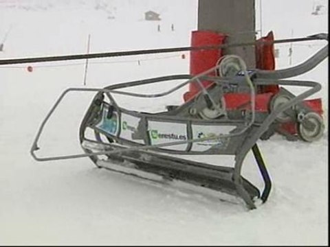 Varios heridos al descolgarse un telesilla en Sierra Nevada