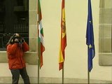 La bandera española ondea ya en el exterior del Parlamento vasco