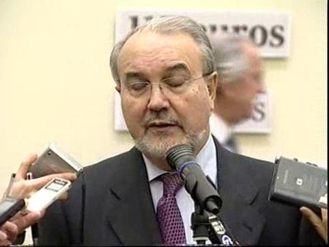 Solbes admite el riesgo de una rebaja del ráting de España