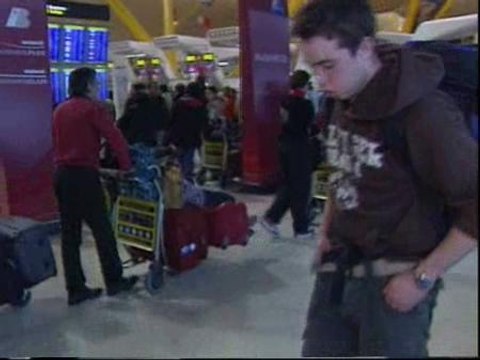 Interminables colas en la terminal 4 de Barajas