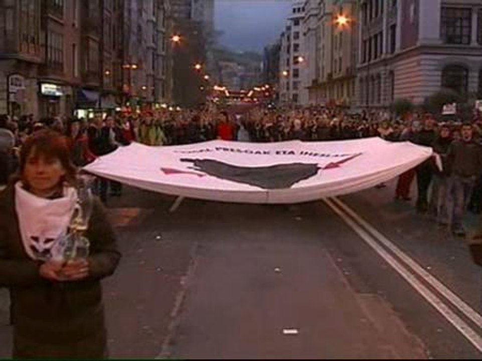 Miles de personas piden amnistía para los presos de ETA en una manifestación