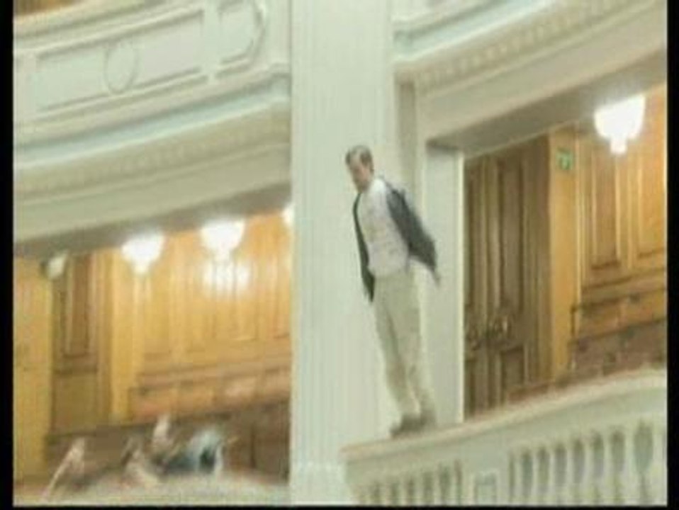 Un rumano intenta suicidarse en el parlamento en protesta por los recortes de su gobierno