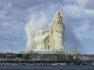 El frío y la humedad cubren de hielo un faro en la región de los Grandes Lagos