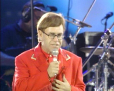 Elton John pudo ser financiado ilegalmente