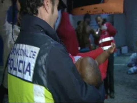 Una mujer da a luz a bordo de una patera en el mar de Alborán