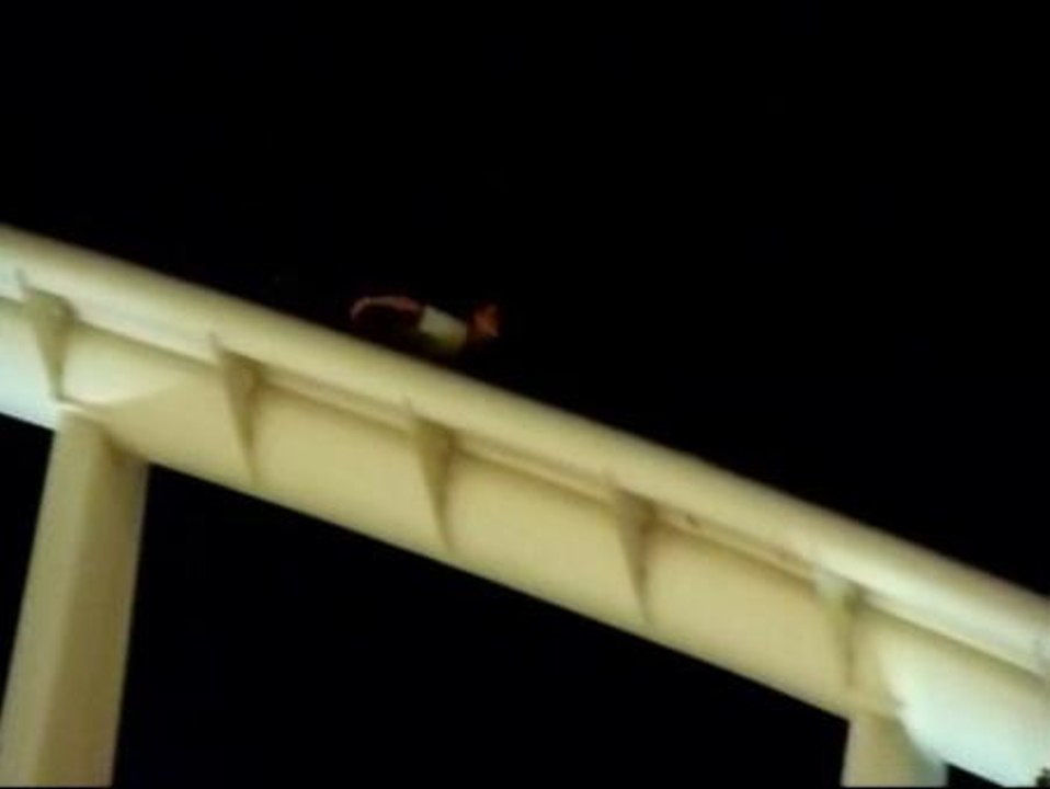 Jóvenes valencianos arriesgan su vida cruzando el puente de la Peineta en monopatín o a la carrera