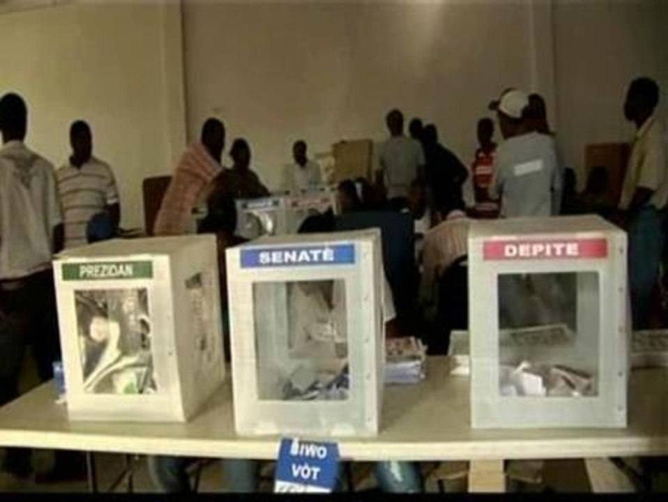 Los haitianos votan a ritmo creole