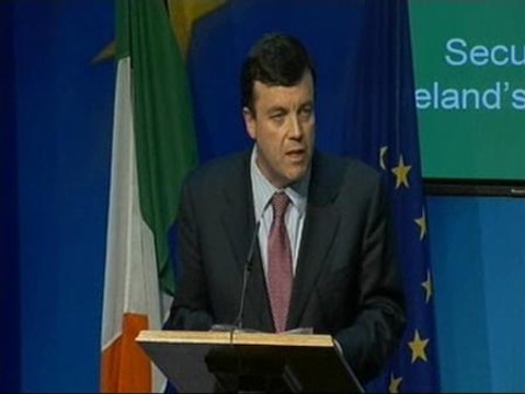 Irlanda suprimirá casi 25.000 funcionarios, subirá el IVA al 24 por ciento y bajará el salario mínimo