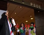 Saharauis ocupan la sede del PSPV-PSOE