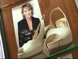 Aguirre dona los zapatos del accidente de Bombay al Museo del Calzado de Elda