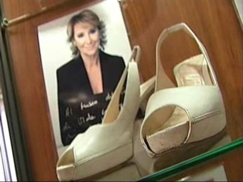 Aguirre dona los zapatos del accidente de Bombay al Museo del Calzado de Elda