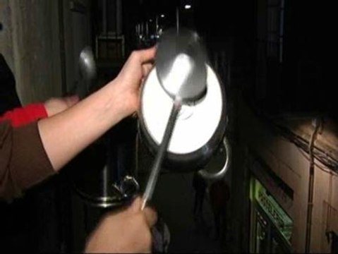 Cacerolada electoral en El Raval para reivindicar un barrio digno