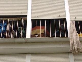 Un niño de tres años atrapado en una cornisa