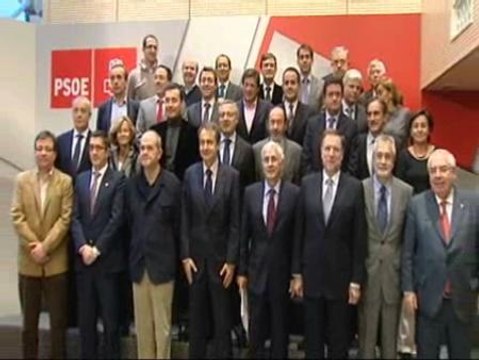 Zapatero posa con sus 'barones'