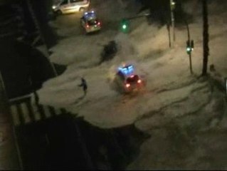 Una ola gigante barre el paseo marítimo de A Coruña