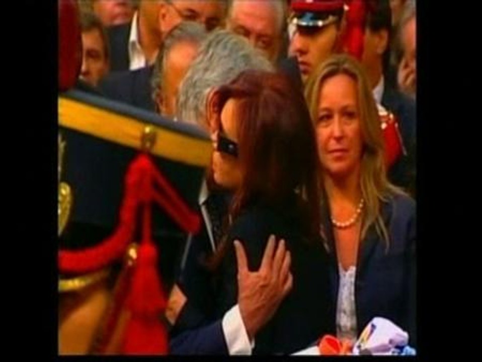 Abrazo de Felipe González y Cristina Fernández en la Casa Rosada