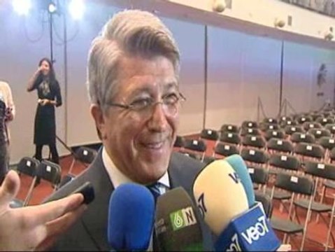 Cerezo bromea cuando le preguntan por Forlán