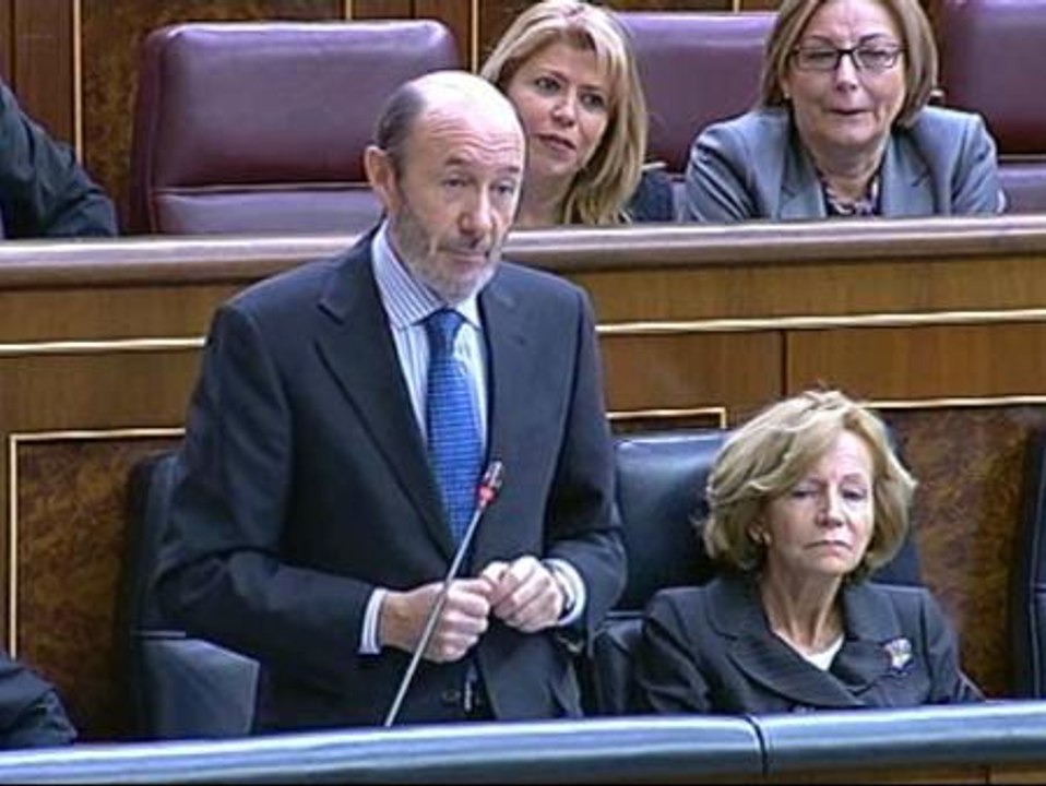 Sáenz de Santamaría a Rubalcaba: "Tiene usted el encargo de explicar mejor lo mal que gobierna Zapatero"
