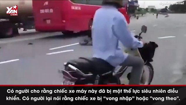Clip hot: Chiếc xe máy bị “thế lực siêu nhiên” điều khiển tự quay vòng vòng giữa đường