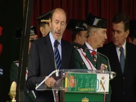 Rubalcaba afirma, entre abucheos, que han mejorado las condiciones de la Guardia Civil