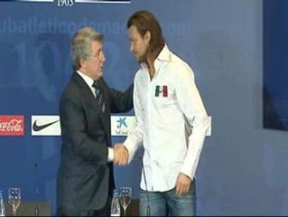 Cerezo niega que Forlán quiera marcharse del Atlético