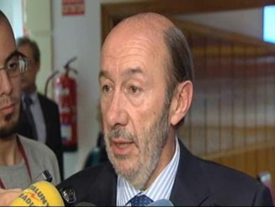 Rubalcaba: "O Batasuna convence a ETA para que deje la violencia o rompe con ETA"