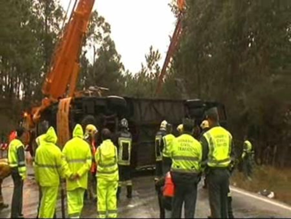 Un muerto y 25 heridos tras volcar un autobús en Pontevedra