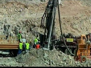 Télécharger la video: La perforadora llega a la zona de los mineros atrapados en Chile