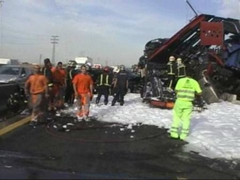 Vuelca un camión cisterna y derrama parte del gasóleo