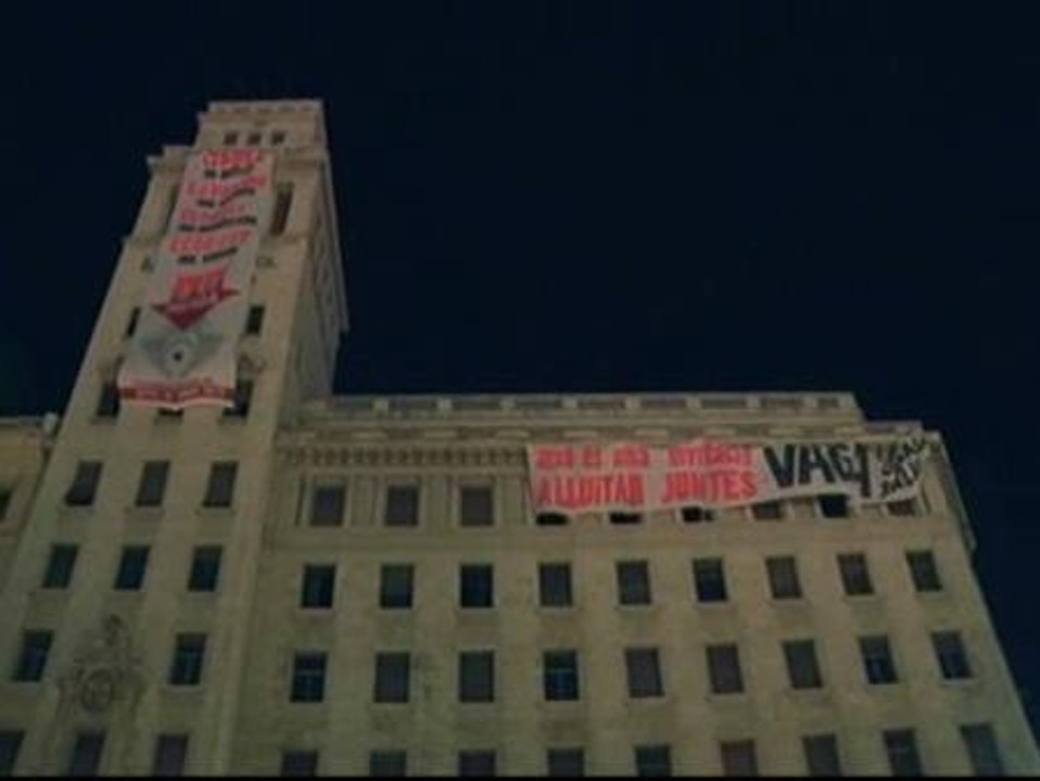 Un grupo de activistas 'okupa' la sede del Banco Español de Crédito de Barcelona