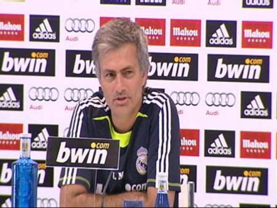 Mourinho: "Si le siguen regalando los partidos al Barça necesitaremos muchos puntos"