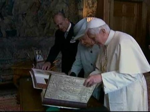 El Papa visita a la Reina Isabel II