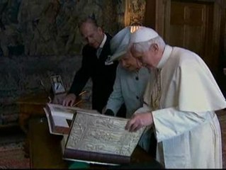 El Papa visita a la Reina Isabel II
