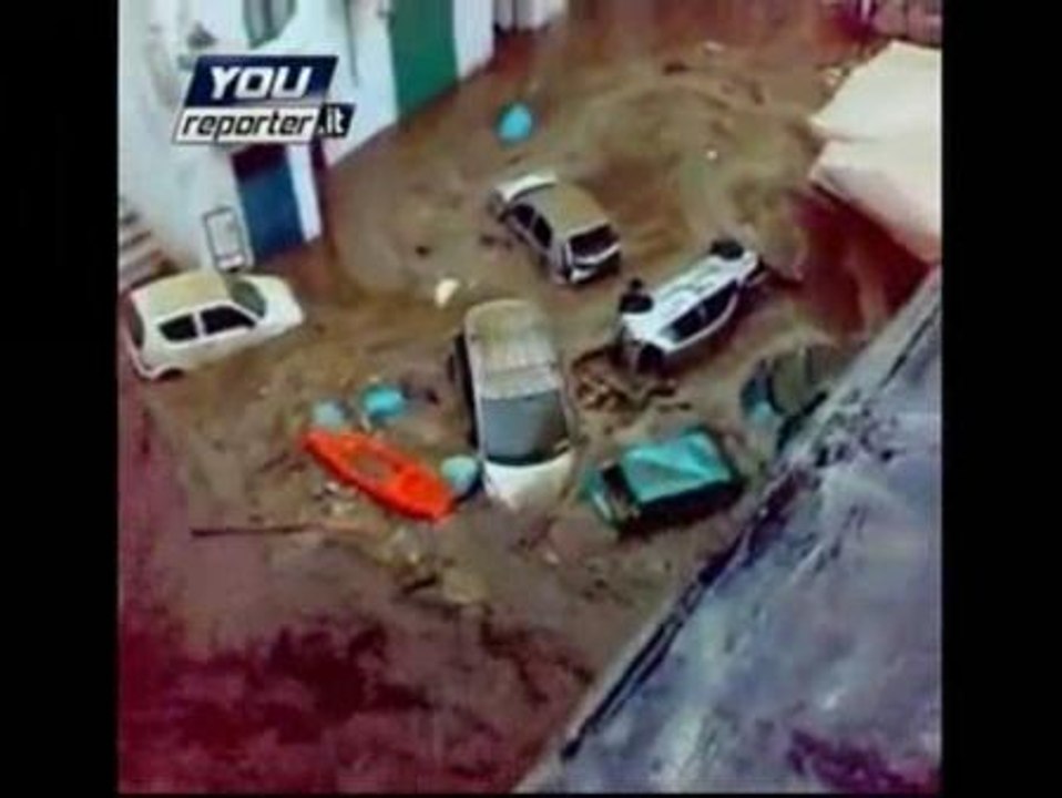 Una fuerte riada inunda de agua y lodo la ciudad de Atrami en Italia
