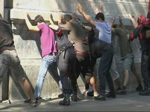 Carga policial contra los manifestantes en el centro de Bilbao