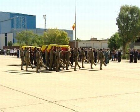 Llegan a España cuerpos de militares asesinados