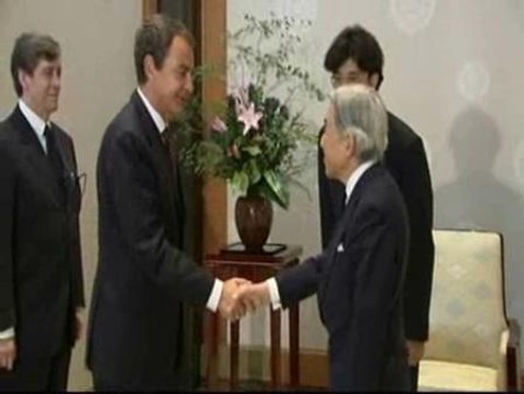 El emperador japonés Akihito recibe a Zapatero