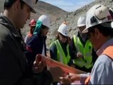 Los mineros reciben mensajes de sus familiares a través de un tubo