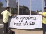 Activistas marroquíes retiran los carteles contra la policía española en el paso de Beni-Enzar