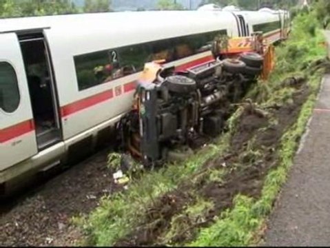 El choque entre un tren y un camión de la basura causa 10 heridos